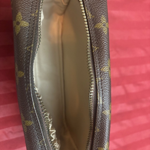 Louis Vuitton toiletry bag - Picture 3 of 6